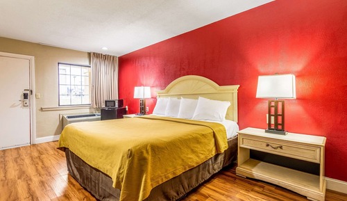 King Room - Non Smoking/Exterior Hall/Pet Friendly