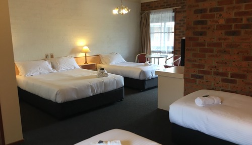 Habitación familiar (1 Queen and 3 Single Beds)