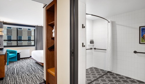 Habitación estándar, 1 cama de matrimonio grande, accesible en silla de ruedas (Roll-In Shower)