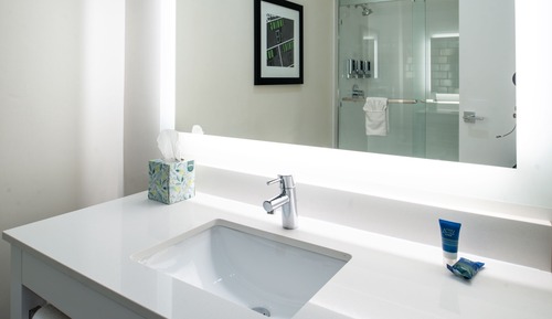 Suite, 1 cama de matrimonio grande con sofá cama (Mobility/Hearing Accessible, Tub)