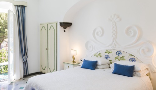 Habitación superior con 1 cama doble o 2 individuales, terraza, vistas parciales al mar