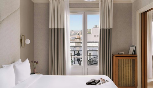 Suite, 1 cama de matrimonio grande con sofá cama, en una planta alta (View)