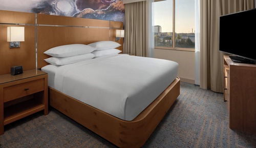 Deluxe Suite, 1 Bedroom, Tower, Low Floor (Hearing Accessible)