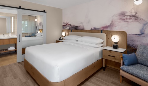 Room, 1 King Bed, High Floor, Exterior Entry