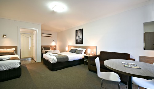 Habitación familiar (1 Queen and 2 Single Beds)
