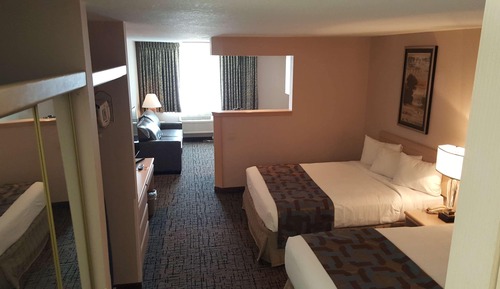 Queen Suite W/Sofa Bed
