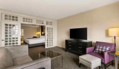 Suite superior, 1 cama de matrimonio grande con sofá cama (One Bedroom - Corner/Harbor View)