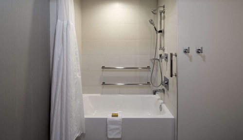 Habitación, 2 camas de matrimonio, accesible para personas con discapacidad (Mobility, Courtyard)