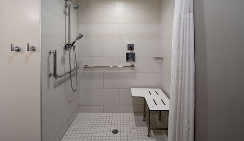 Habitación, 2 camas de matrimonio, accesible para personas con discapacidad (Roll-In Shower)