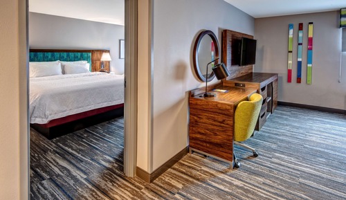 Estudio, 1 cama de matrimonio grande, frigorífico y microondas (Wet bar)
