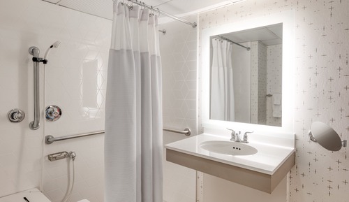Habitación estándar, 1 cama de matrimonio grande, ducha adaptada (Mobility, Roll-In Shower)