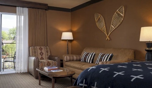 Habitación (King Creekside with Sleeper Sofa)