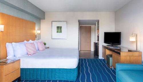 Waikiki Tower Partial Ocean View Room King Bed(Newly Renovated)