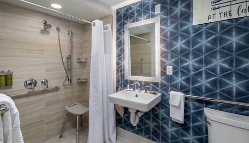 Habitación, 2 camas de matrimonio (Roll-In Shower, Mobility & Hearing)
