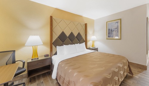  1 King Bed, Non-Smoking, Exterior Corridor, Accessible Room, Bathtub 