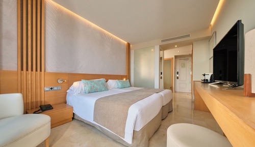 Habitación doble superior, balcón, vistas parciales al mar (Newly Refurbished)