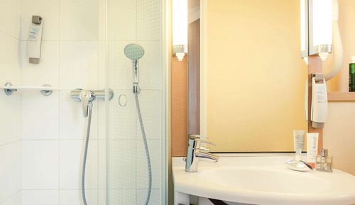 Habitación estándar con 2 camas individuales, varias camas