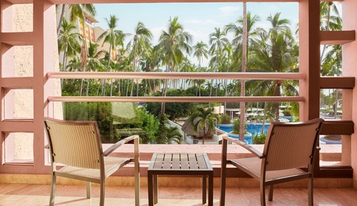 Estudio familiar, 1 cama de matrimonio grande con sofá cama, no fumadores, vistas a la piscina