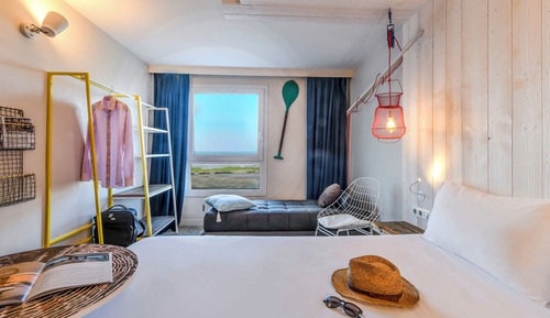 Habitación, varias camas, vistas al mar