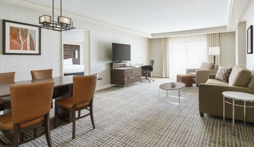 Suite (Parlor)