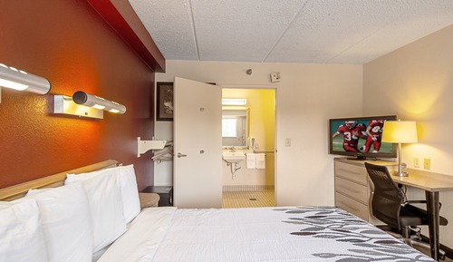 Habitación superior, 1 cama de matrimonio grande (Roll-In Shower,First Floor,Smoke Free)