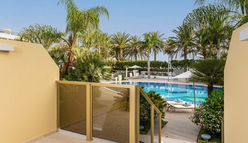 Habitación superior, acceso a la piscina, planta baja