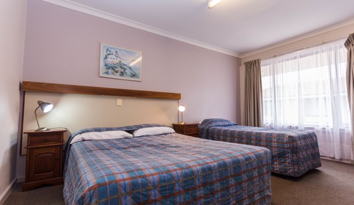 Habitación básica con 2 camas individuales