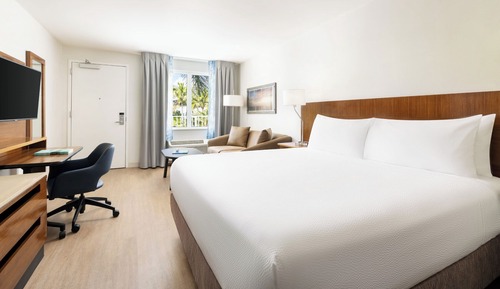 Suite, 1 cama de matrimonio grande con sofá cama (Mobility Accessible, Roll-in Shower)