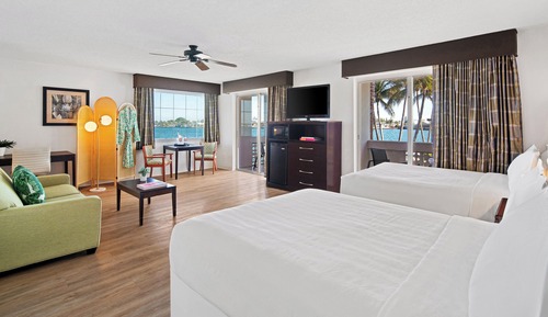 Suite (2 Queen, w Sofabed)