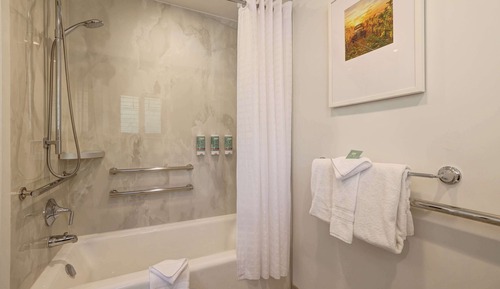 Habitación familiar, 2 camas de matrimonio, bañera accesible (Mobility & Hearing)