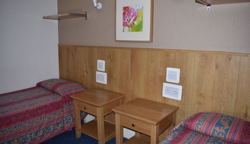 Habitación básica con 2 camas individuales, baño compartido