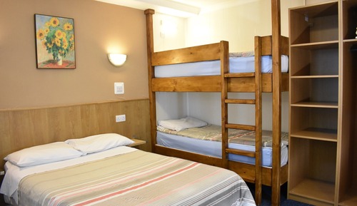 Habitación cuádruple familiar, varias camas, baño privado