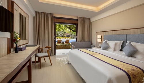Grand Deluxe Pool Side