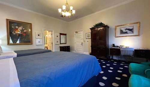 Deluxe Queen Suite