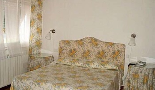 Habitación básica con 1 cama doble o 2 individuales