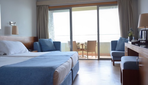 Habitación superior con 1 cama doble o 2 individuales, vistas al mar