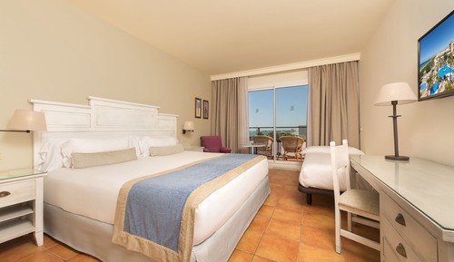 Habitación Doble o Twin, vista parcial al mar (2 adultos y 2 niños)