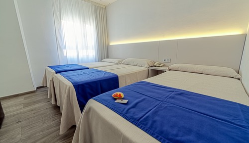Habitación triple para 2 adultos y 1 niño