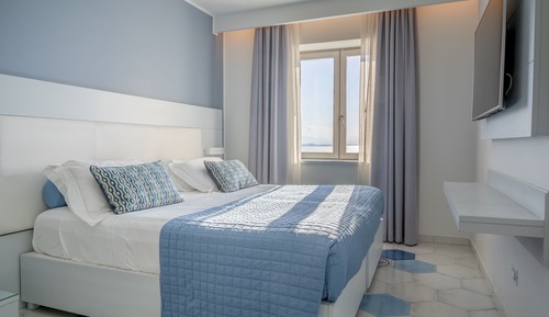 Habitación cuádruple superior, vistas parciales al mar
