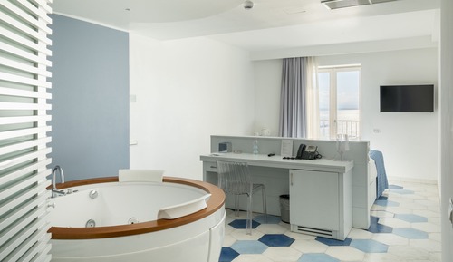 Suite junior, 1 cama doble, vistas parciales al mar