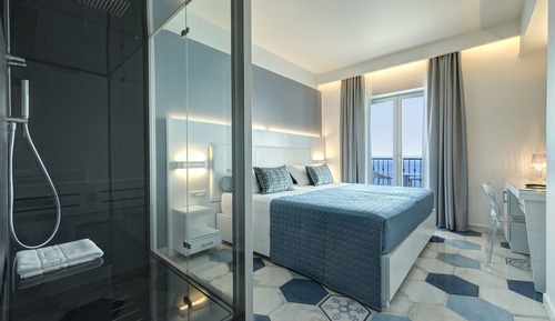 Habitación junior con 1 cama doble o 2 individuales, sauna, vistas al mar