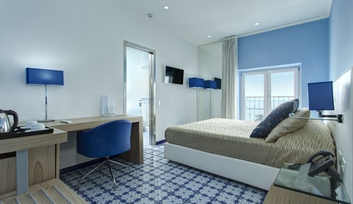 Habitación doble superior, vistas parciales al mar