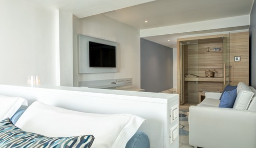 Habitación junior con 1 cama doble o 2 individuales, 1 cama doble con sofá cama, sauna