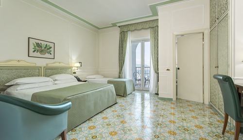 Habitación triple, vistas parciales al mar