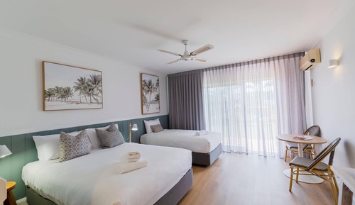 Habitación estándar, varias camas, no fumadores, vistas a la piscina