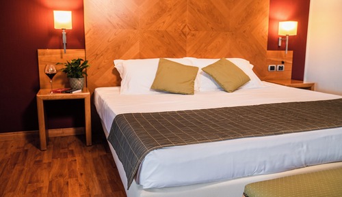 Habitación superior con 1 cama doble o 2 individuales, 1 cama de matrimonio grande, baño privado