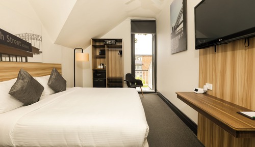Room, 1 King Bed, Shared Bathroom