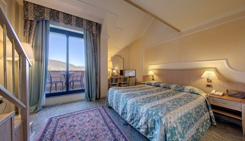Habitación cuádruple, vistas parciales al lago