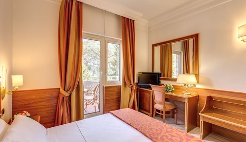 Habitación superior con 1 cama doble o 2 individuales, vistas al jardín