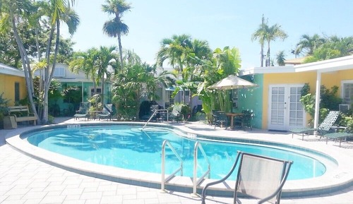 Queen Suite #2, Ground Floor, Pool View, Private Bathroom